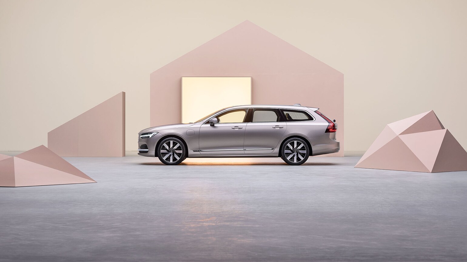 Volvo V90 laddhybrid och mildhybrid hos Bilia