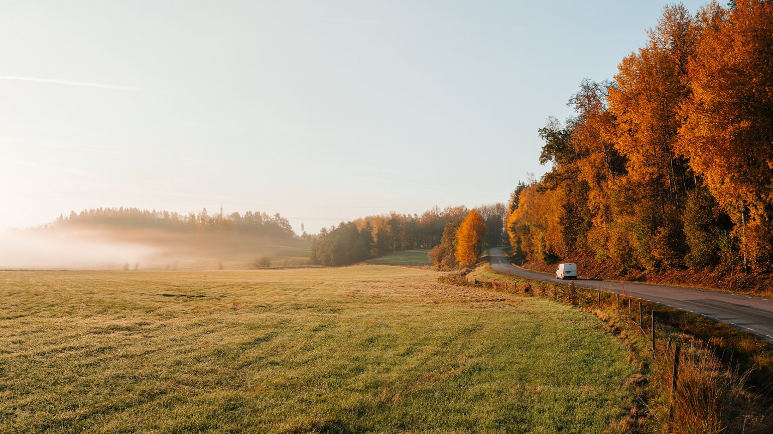 Transportbil på höstväg Transportbil på höstväg