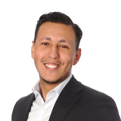 Porträtt av Younes Gargari