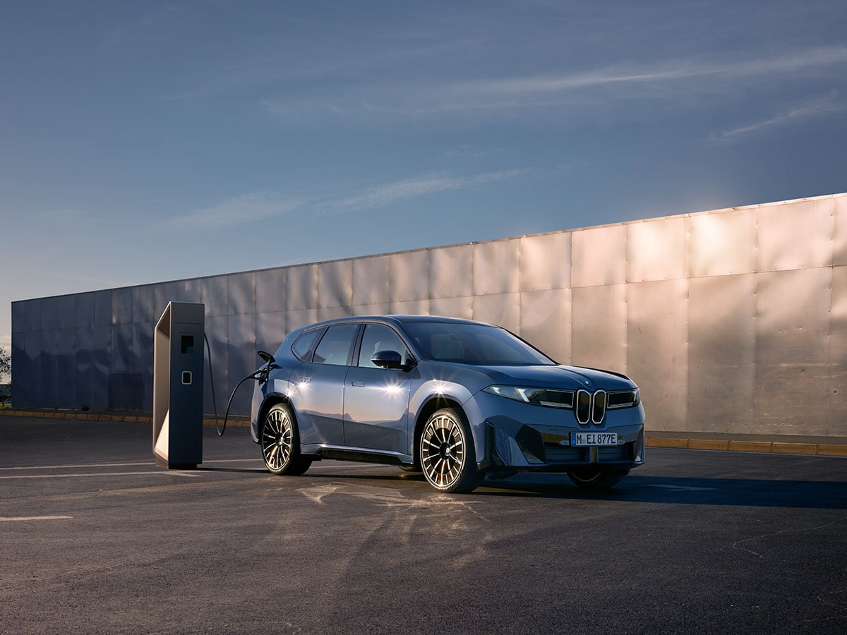 BMW iX3 laddar på en parkeringsplats