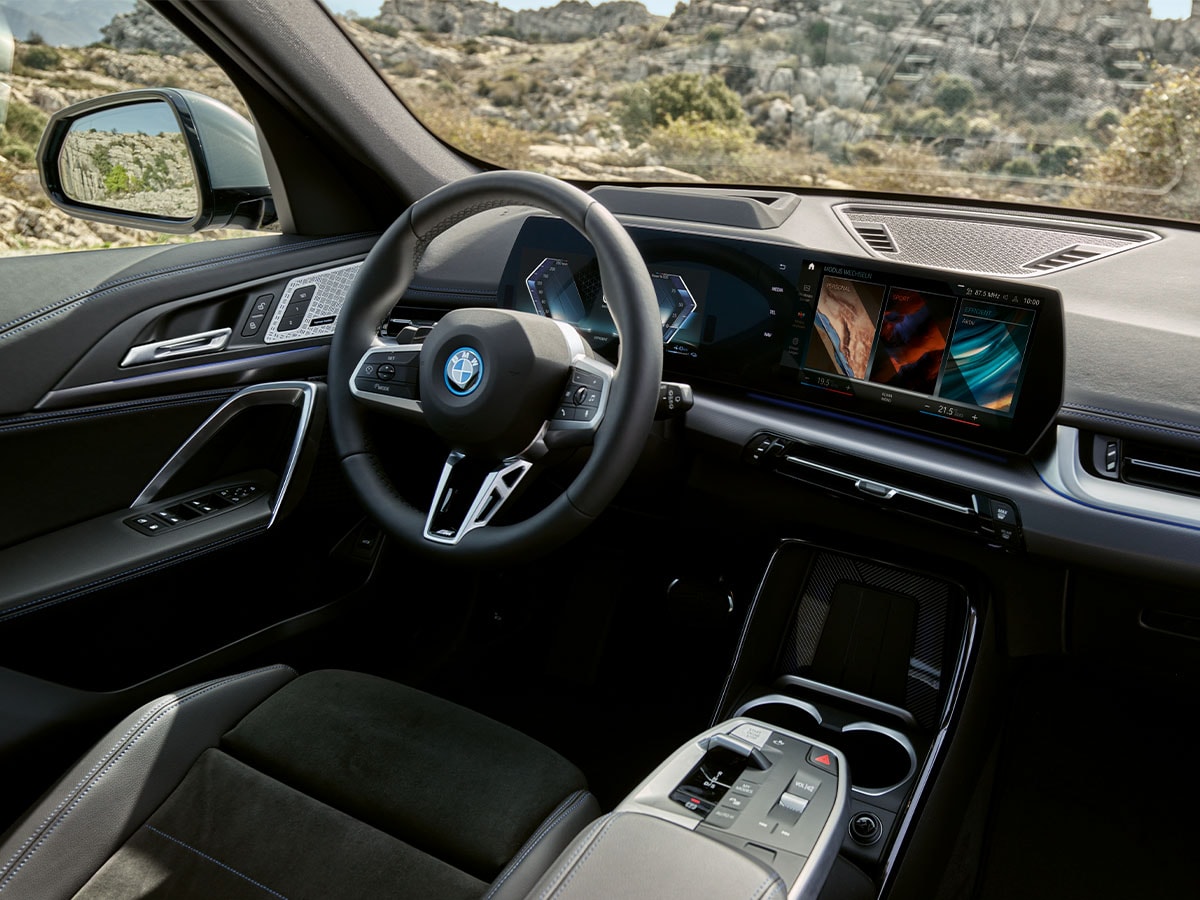  BMW Curved Display i kupén