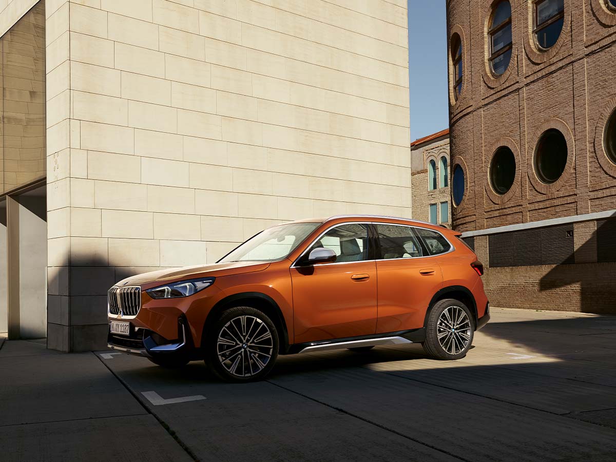 BMW X1 parkerad på en gata