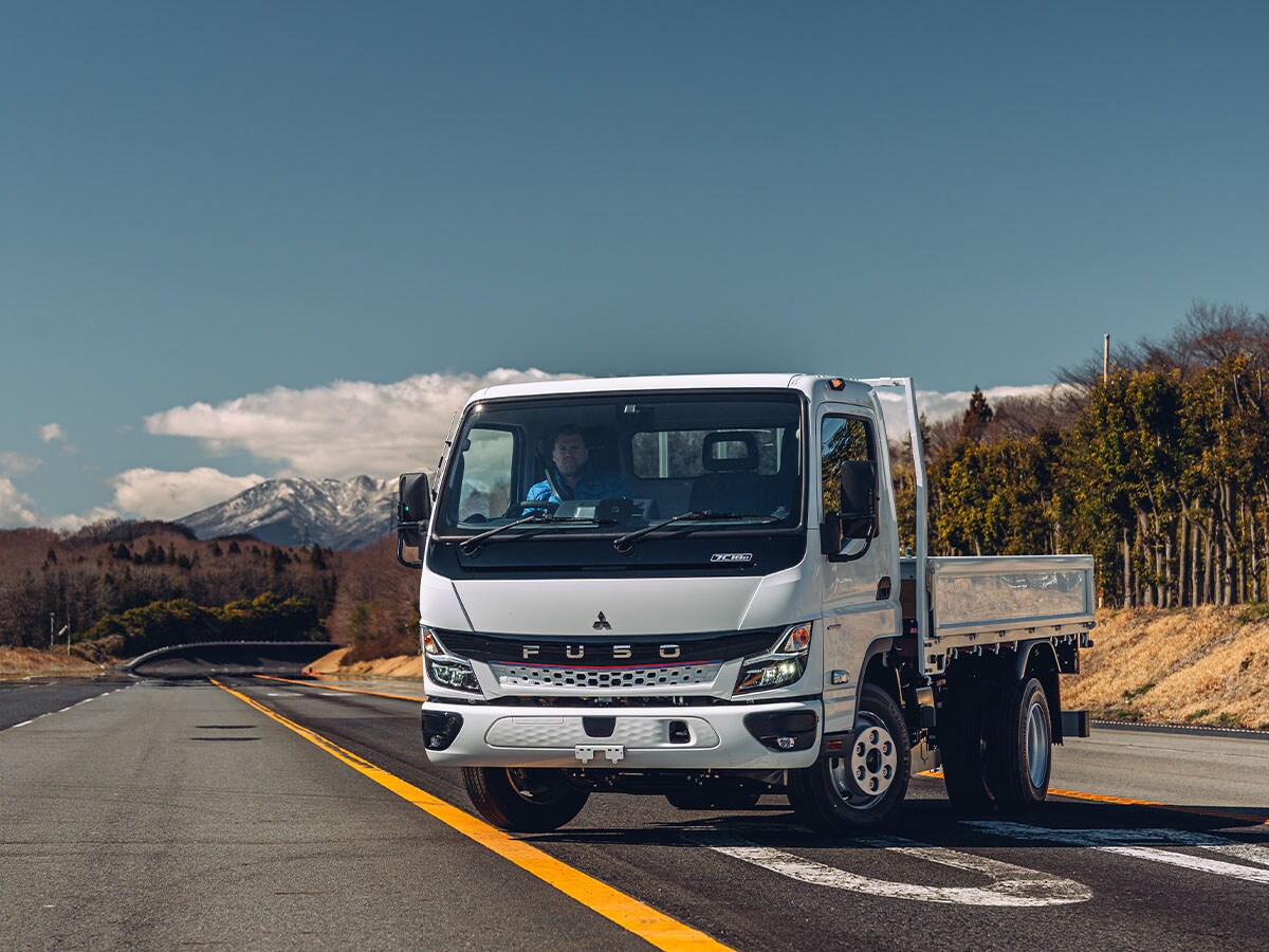 FUSO Canter med flak  hos Bilia