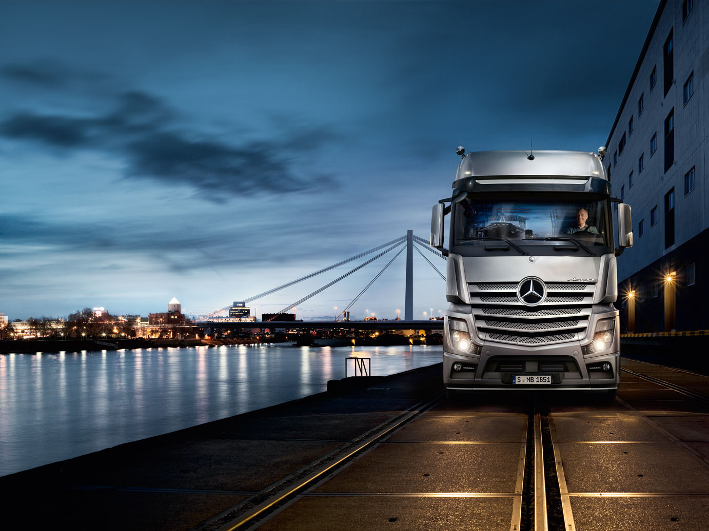 Mercedes-Benz lastbil i hamn