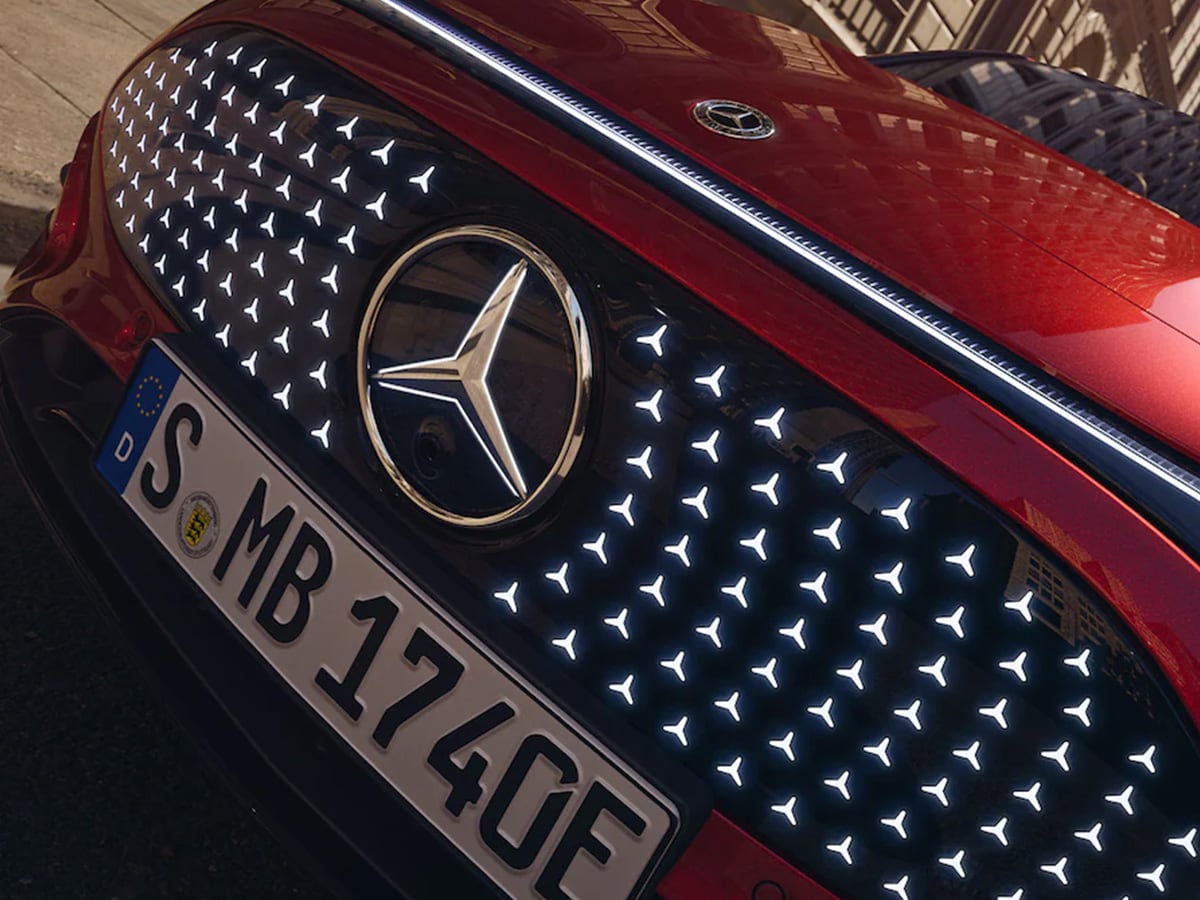 Bilia Mercedes-Benz CLA elbil upplyst grill