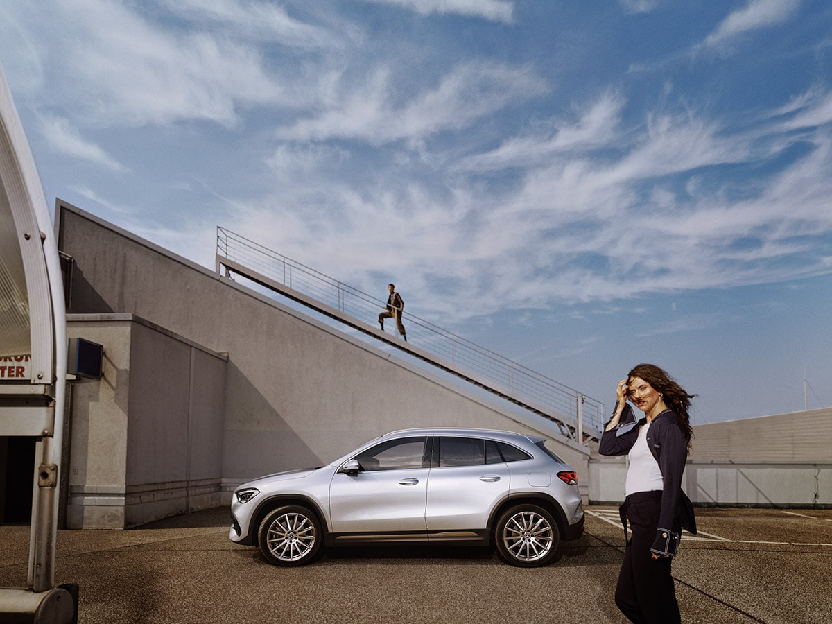 Kvinna som står framför en Mercedes-Benz GLA