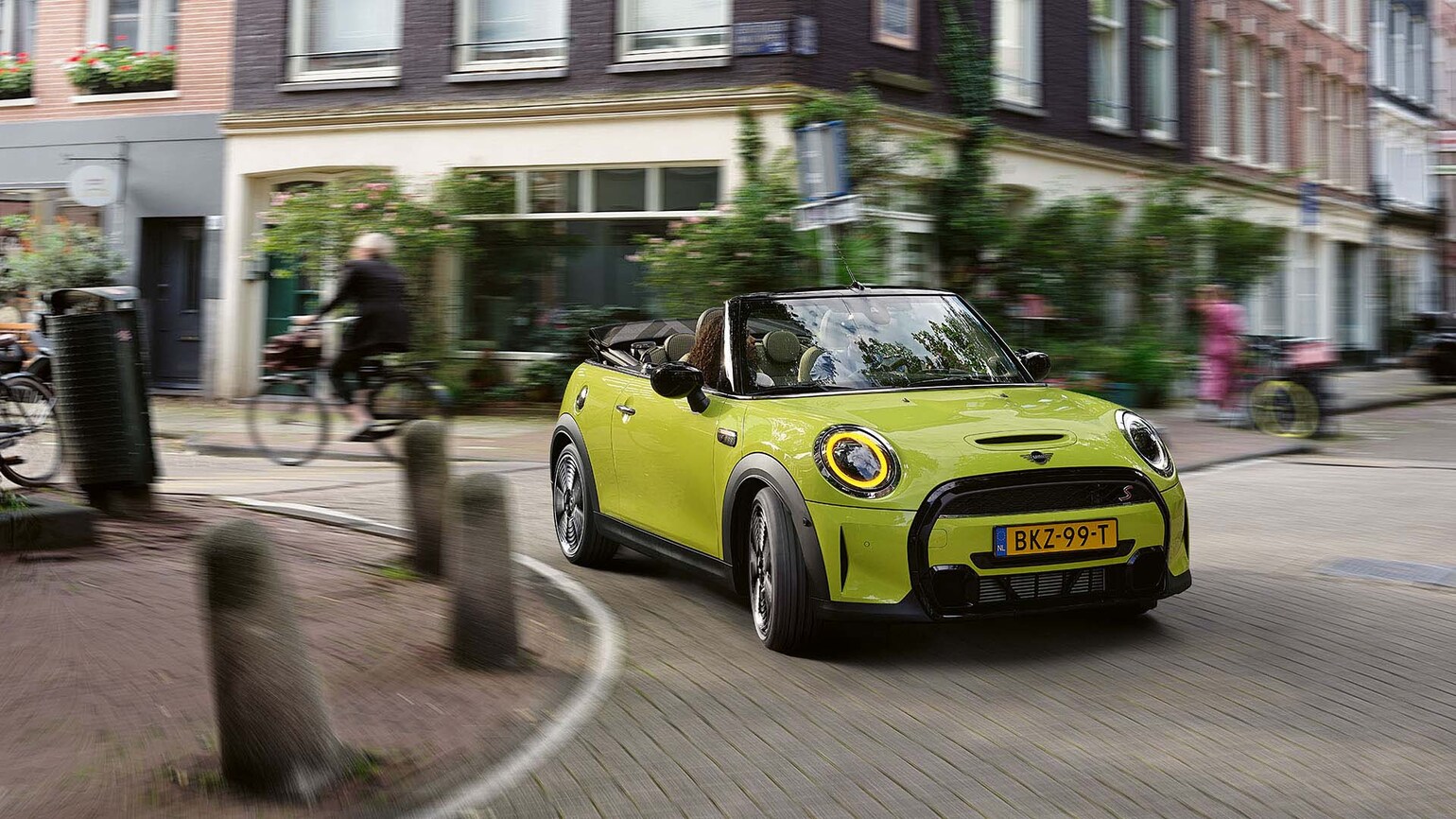 MINI Cabrio hos Bilia