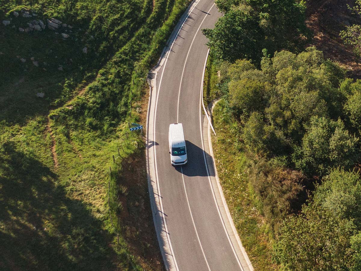 LCV som kör på en landsväg LCV som kör på en landsväg