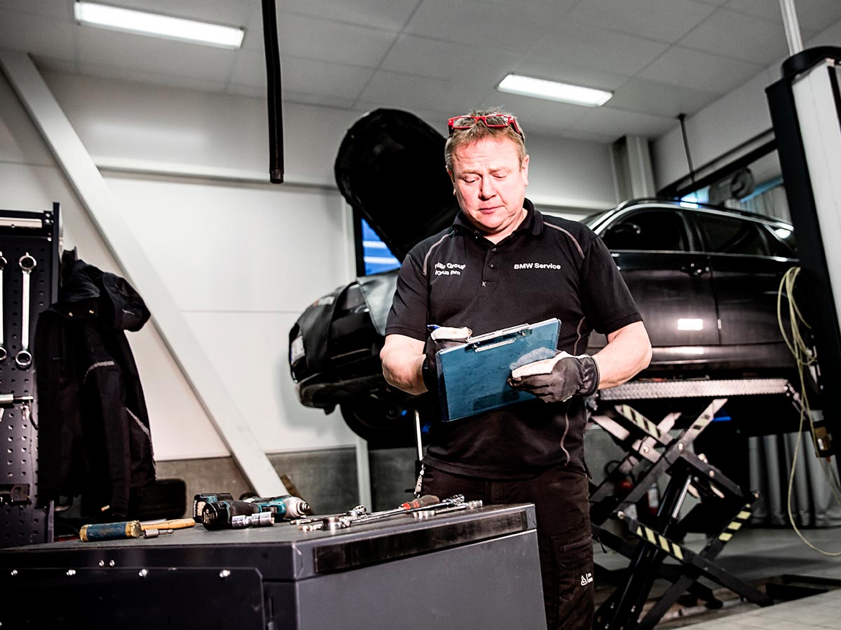 Efter service får du alltid ett års garanti på arbete och reservdelar. Efter service får du alltid ett års garanti på arbete och reservdelar.