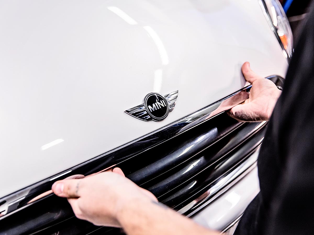 Motorhuv på en MINI Motorhuv på en MINI