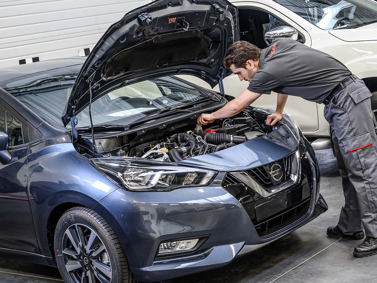 Servicetekniker kontrollerar Nissan Servicetekniker kontrollerar Nissan