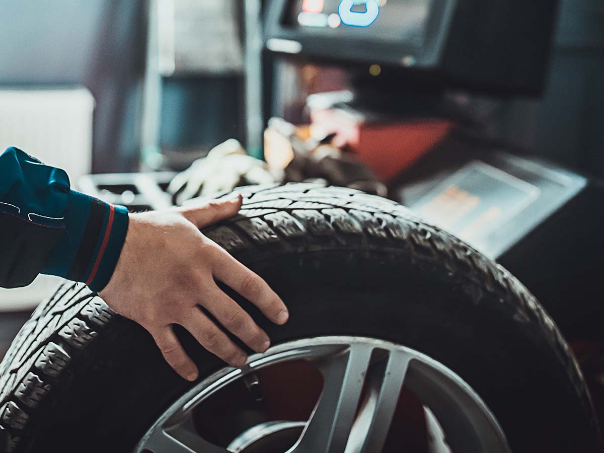 Serviceteknikern kontrollerar däckbalansering Serviceteknikern kontrollerar däckbalansering