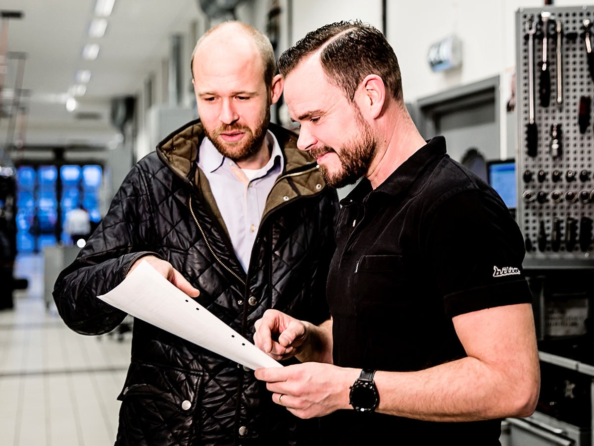 Personlig servicetekniker går igenom servicepunkter Personlig servicetekniker går igenom servicepunkter