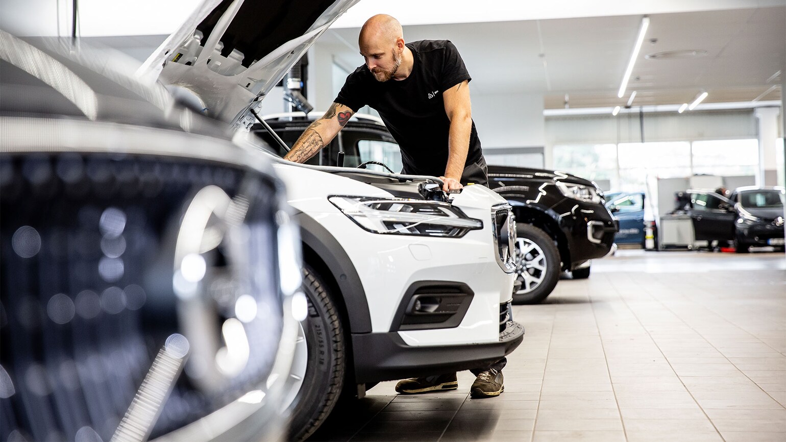 Billigare service hos Bilia